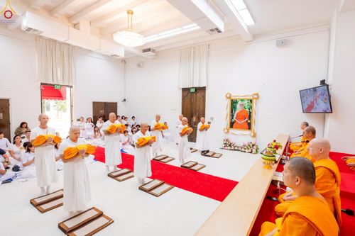 ภาพ No.252266:วันที่ 4-5 ตุลาคม พ.ศ. 2568  วัดพระธรรมกายแคลิฟอร์เนีย ประเทศสหรัฐอเมริกา ได้จัดพิธีตัดปอยผม โดยคณะสงฆ์ ญาติ ๆ และสาธุชน ให้กับนาคธรรมทายาท 8 ท่าน และได้จัดพิธีบรรพชา-อุปสมบท ฉลองพิธีทอดกฐินบรมจักรพรรดิ สร้างอุโบสถ 82 ปี บูชาธรรมหลวงพ่อธัมมชโย