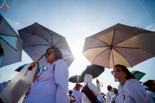 ภาพ No.221589:วันอังคารที่ 22 เมษายน พ.ศ. 2568 ภาพพิธีถวายมหาสังฆทานคณะสงฆ์ 40,000 กว่าวัดทั่วประเทศ เนื่องในวันคุ้มครองโลก ชุดที่ 2 (ปลื้มให้สมการรอคอย) ณ ลานธรรมพระมหาธรรมกายเจดีย์ วัดพระธรรมกาย