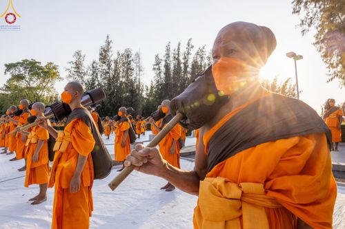 ภาพ No.104421:พระธรรมยาตราร่วมปฏิบัติธรรม และถ่ายภาพหมู่ประวัติศาสตร์ หน้ามหาวิหารพระมงคลเทพมุนี วันที่ 27 ธันวาคม พ.ศ. 2566