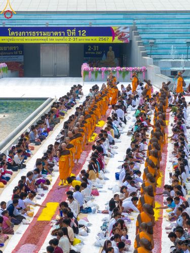 ภาพ No.120342:พิธีต้อนรับพระธรรมยาตรา ในโครงการธรรมยาตรา กตัญญูบูชา มหาปูชนียาจารย์ พระมงคลเทพมุนี(สด จนฺทสโร) พระผู้ปราบมาร อนุสรณ์สถาน 7 แห่ง ปีที่ 12 วันที่ 28 มกราคม พ.ศ. 2567 ณ วัดพระธรรมกาย จ.ปทุมธานี (ชุดที่ 2)