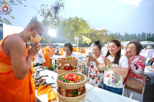 ภาพ No.111878:พิธีถวายภัตตาหารเป็นสังฆทาน แด่คณะพระธรรมยาตราฯ ในโครงการธรรมยาตรา กตัญญูบูชา มหาปูชนียาจารย์ พระมงคลเทพมุนี(สด จนฺทสโร) พระผู้ปราบมาร อนุสรณ์สถาน 7 แห่ง ปีที่ 12 วันที่ 14 มกราคม พ.ศ. 2567 ณ อนุสรณ์สถานมหาวิหารพระมงคลเทพมุนี  (โลตัสแลนด์) อ.สองพี่น้อง จ