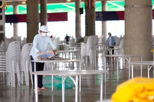 ภาพ No.220494:วันที่ 23-25 เมษายน พ.ศ. 2568 เจ้าหน้าที่และสาธุชนช่วยกัน รับบุญเก็บงานวันคุ้มครองโลก ณ วัดพระธรรมกาย