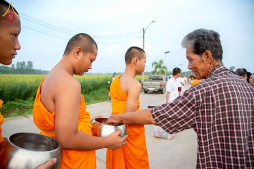 ภาพ No.217966:วันศุกร์ที่ 11 เมษายน พ.ศ. 2568 พระและสามเณร 99 รูป จากศูนย์ปฏิบัติธรรมระยอง(บ้านช่องลม) บิณฑบาต ณ ทุ่งปอเทือง ต.บางบุตร อ.บ้านค่าย จ.ระยอง เพื่อเป็นการฝึกสามเณรภาคฤดูร้อน ผ่านกิจวัตรบิณฑบาตในพื้นที่ชุมชน