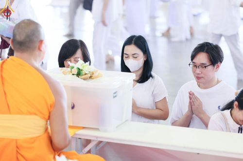 ภาพ No.102423:พิธีถวายอุปกรณ์ทำความสะอาด ณ บ้านแก้วเรือนทองคุณยายอาจารย์ฯ วัดพระธรรมกาย วันเสาร์ที่ 16 ธันวาคม พ.ศ. 2566