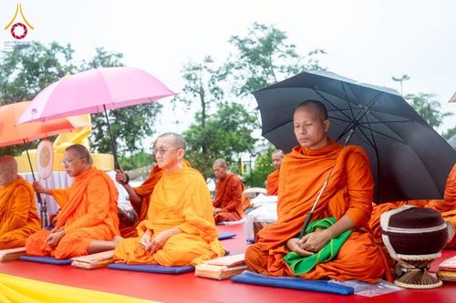 ภาพ No.226107:วันอาทิตย์ที่ 25 พฤษภาคม พ.ศ. 2568 พิธีตักบาตรพระ 1,000 รูปเมืองตรัง ครบรอบ 110 ปี เมืองทับเที่ยง ถวายเป็นพุทธบูชา ถวายเป็นพระราชกุศลแด่รัชกาลที่ 10 และอุทิศส่วนกุศลแด่อดีตเจ้าเมืองตรัง และบรรพบุรุษ ณ บริเวณหน้าศาลากลางจังหวัดตรัง ถนนพระราม 6