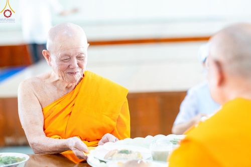 ภาพ No.158861:พิธีบุพเปตพลี ครั้งที่ 156 ร่วมอุทิศบุญแด่หมู่ญาติที่ล่วงลับไปแล้ว และสืบทอดอายุพระพุทธศาสนา วันพุธที่ 2 ตุลาคม พ.ศ. 2567 (วันพระ แรม 15 ค่ำ เดือน 10) ณ หอฉันคุณยายอาจารย์ฯ วัดพระธรรมกาย