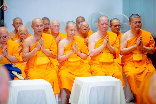 ภาพ No.214801:พิธีต้อนรับสัญญาบัตร พัดยศ พระราชวิเทศวชิรเวที (บัณฑิต วรปญฺโญ) เจ้าอาวาสวัดพระธรรมกายสกอตแลนด์ สหราชอาณาจักร ผู้ช่วยเจ้าอาวาสวัดพระธรรมกาย ณ อุโบสถพระไตรปิฏก วัดพระธรรมกาย