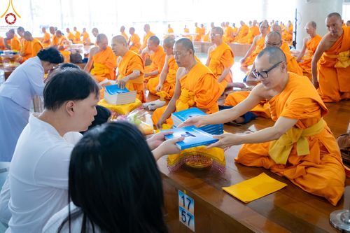 ภาพ No.184818:พิธีถวายภัตตาหารเมนูสวรรค์ "เพื่อการบรรลุธรรม" เนื่องในวาระอายุวัฒนมงคล 84 ปี หลวงพ่อทัตตชีโว วันเสาร์ที่ 21 ธันวาคม พ.ศ. 2567 ณ หอฉันคุณยายอาจารย์ฯ วัดพระธรรมกาย