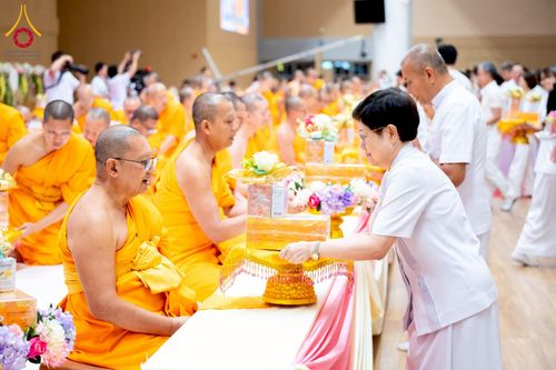 ภาพ No.239597:วันอาทิตย์ที่ 17 สิงหาคม พ.ศ. 2568 พิธีถวายคิลานเภสัช และอุปกรณ์ทางการแพทย์ แด่คณะสงฆ์ เนื่องในวันธรรมชัย ณ ห้องแก้วสารพัดนึก 2 สภาธรรมกายสากล วัดพระธรรมกาย