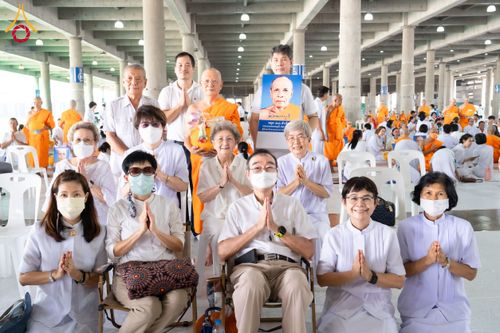 ภาพ No.62588:พิธีถวายบาตรเเละไทยธรรม ในโครงการอุปสมบทหมู่ บูชาธรรมหลวงพ่อธัมมชโย พ.ศ.2567 ณ ลานธรรม พระมหาธรรมกายเจดีย์ วันที่ 13 เมษายน พ.ศ.2567
