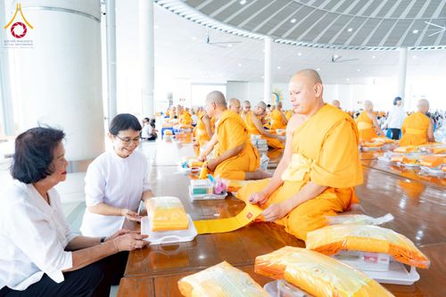 ภาพ No.226557:วันที่ 26 พฤษภาคม พ.ศ. 2568 พิธีบุพเปตพลี ครั้งที่ 164 ร่วมอุทิศบุญแด่หมู่ญาติที่ล่วงลับไปแล้ว และสืบทอดอายุพระพุทธศาสนา ณ หอฉันคุณยายอาจารย์ฯ วัดพระธรรมกาย