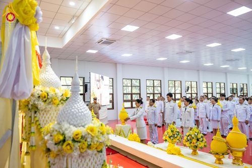 ภาพ No.179626:พิธีเจริญพระพุทธมนต์ พิธีทำบุญตักบาตรถวายพระราชกุศล และพิธีวางพานพุ่มดอกไม้ถวายราชสักการะ  แด่พระบาทสมเด็จพระบรมชนกาธิเบศร มหาภูมิพลอดุลยเดชมหาราช บรมนาถบพิตร เนื่องในวันคล้ายวันพระบรมราชสมภพ วันชาติ และวันพ่อแห่งชาติ วันพฤหัสบดีที่ 5 ธันวาคม พ.ศ. 2567 ณ