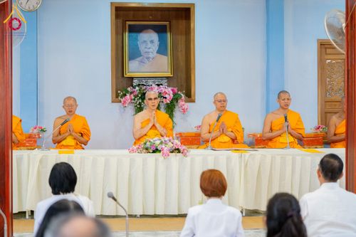 ภาพ No.195908:พิธีถวายภัตตาหารเป็นสังฆทาน แด่พระธรรมยาตรา ณ วัดโบสถ์(บน) ตำบลบางคูเวียง อำเภอบางกรวย จังหวัดนนทบุรี ในโครงการธรรมยาตรา กตัญญูบูชา มหาปูชนียาจารย์ พระมงคลเทพมุนี(สด จนฺทสโร) พระผู้ปราบมาร อนุสรณ์สถาน 7 แห่ง ปีที่ 13 วันที่ 16 มกราคม พ.ศ. 2568