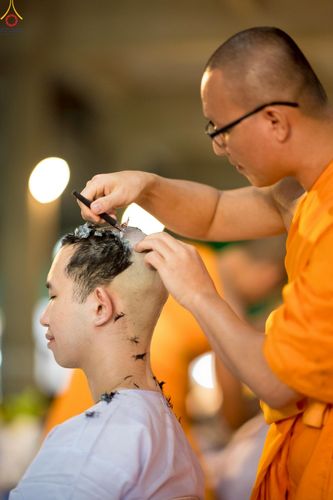 ภาพ No.242984:วันที่ 31 สิงหาคม พ.ศ. 2568 พิธีตัดปอยผมและปลงผม โครงการอุปสมบทหมู่บูชาธรรม ครบรอบ 108 ปี วันครูผู้ค้นพบวิชชาธรรมกาย ณ วัดพระธรรมกาย