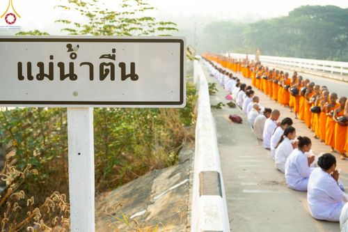 ภาพ No.62280:Photo Story  มหัศจรรย์วัดดงดินแดง Episode 4 กิจกรรมตักบาตรฉลองพระ-เณรกว่า 500 รูป