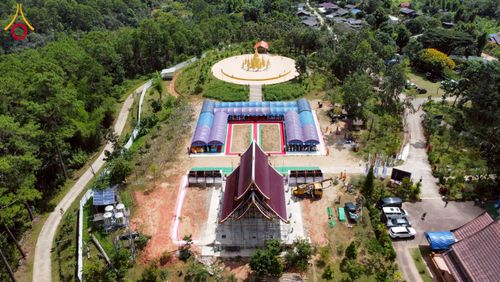 ภาพ No.255500:วันที่ 13 ตุลาคม พ.ศ. 2568 พิธีบรรจุพระบรมสารีริกธาตุ ผูกผ้า 7 สี เพื่อความเป็นสิริมงคล  และ ยกช่อฟ้า ประดิษฐานบนหลังคาอุโบสถวัดทุ่งเจริญธรรม ถวายบูชาธรรม 81 ปี หลวงพ่อธัมมชโย โดยคณะศิษยานุศิษย์ ณ วัดทุ่งเจริญธรรม อ.อมก๋อย จ.เชียงใหม่