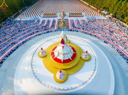 ภาพ No.192986:พิธีตักบาตรพระธรรมยาตรา ณ อนุสรณ์สถานคลองบางนางแท่น อ.สามพราน จ.นครปฐม ในโครงการธรรมยาตรา กตัญญูบูชา มหาปูชนียาจารย์ พระมงคลเทพมุนี(สด จนฺทสโร) พระผู้ปราบมาร อนุสรณ์สถาน 7 แห่ง ปีที่ 13 วันที่ 11 มกราคม พ.ศ.2568