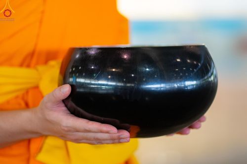 ภาพ No.158958:พิธีตักบาตร ในวันอาทิตย์ต้นเดือน วันที่ 6 ตุลาคม พ.ศ. 2567 ณ สภาธรรมกายสากล วัดพระธรรมกาย