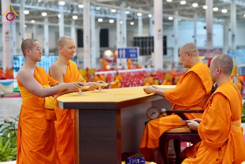 ภาพ No.237469:วันอาทิตย์ที่ 10 สิงหาคม พ.ศ.2568 พิธีมอบใบประกาศเกียรติคุณ โครงการสอบบาลี "ฉลองแชมป์" บูชาธรรม 80 ปี หลวงพ่อธัมมชโย ประจำปี 2568 และ พิธีมอบดวงแก้วสามเณรทรงบาลีไวยากรณ์ ณ สภาธรรมกายสากล วัดพระธรรมกาย ปทุมธานี