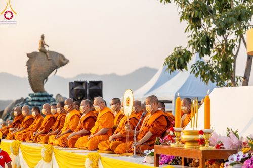 ภาพ No.101848:ตักบาตรพระ 10,000 รูป เติมบุญให้แผ่นดิน เนื่องในโอกาส 192 ปี จังหวัดกาญจนบุรี หนึ่งในโครงการตักบาตรพระ 2,000,000 รูป  77 จังหวัดทุกวัดทั่วไทย วันจันทร์ที่ 11 ธันวาคม พ.ศ. 2566 บริเวณถนนสองแคว (SKY WALK) เมืองกาญจนบุรี