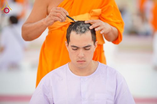 ภาพ No.274779:วันอาทิตย์ที่ 30 พฤศจิกายน พ.ศ. 2568 พิธีปลงผม โครงการอุปสมบทบูชาธรรมมหาปูชนียาจารย์ ปี 2568 ณ ลานธรรมพระมหาธรรมกายเจดีย์ ฝั่งทิศตะวันตก ระหว่างวิหารคดหมายเลข 8 และ 9 วัดพระธรรมกาย