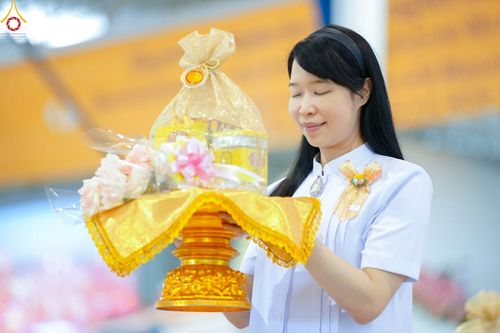 ภาพ No.85392:พิธีถวายมหาสังฆทานคณะสงฆ์ 2000 กว่าวัดทั่วประเทศปีที่ 23, พิธีถวายไทยธรรมคณะสงฆ์ 323 วัด 4 จังหวัดชายแดนภาคใต้, พิธีมอบปัจจัยช่วยเหลือครู 4 จังหวัดชายแดนภาคใต้ ณ สภาธรรมกายสากล วัดพระธรรมกาย ในวันสมาธิโลก อาทิตย์ที่ 6 สิงหาคม พ.ศ. 2566