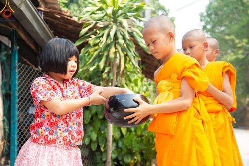 ภาพ No.137011:Photo Story  มหัศจรรย์วัดดงดินแดง Episode 5 กิจกรรมถ่ายภาพหมู่ประวัติศาสตร์ และตักบาตรฉลองพระ-เณรกว่า 500 รูป วันที่ 6 เมษายน พ.ศ. 2567