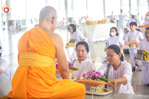 ภาพ No.133851:พิธีตักบาตร ข้าวสารอาหารแห้ง ณ บ้านแก้วเรือนทองคุณยายฯ สภาธรรมกายสากล วัดพระธรรมกาย วันอาทิตย์ต้นเดือนที่ 7 เมษายน พ.ศ. 2567