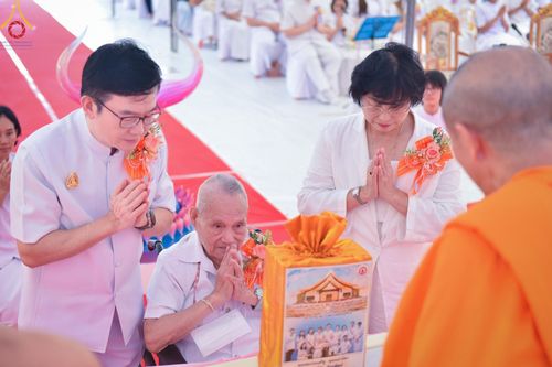 ภาพ No.146591:พิธีทอดผ้าป่าสร้างหลังคาอาคาร 80 ปี หลวงพ่อธัมมชโย ณ ศูนย์ปฎิบัติธรรมวิหารแดง จังหวัดสระบุรี วันอาทิตย์ที่ 28 กรกฎาคม พ.ศ. 2567