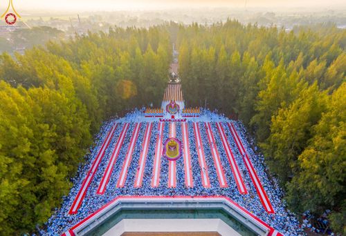 ภาพ No.107405:พิธีตักบาตรพระธรรมยาตราฯ ในโครงการธรรมยาตรากตัญญูบูชา มหาปูชนียาจารย์ พระมงคลเทพมุนี(สด จนฺทสโร) พระผู้ปราบมาร ปีที่ 12 ณ อนุสรณ์สถานมหาวิหารพระมงคลเทพมุนี อ.สองพี่น้อง จ.สุพรรณบุรี วันที่ 7 มกราคม พ.ศ. 2567