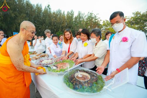 ภาพ No.110719:พิธีถวายภัตตาหารเป็นสังฆทาน แด่คณะพระธรรมยาตราฯ ในโครงการธรรมยาตรากตัญญูบูชา มหาปูชนียาจารย์ พระมงคลเทพมุนี(สด จนฺทสโร) พระผู้ปราบมาร อนุสรณ์สถาน 7 แห่ง ปีที่ 12 วันที่ 12 มกราคม พ.ศ. 2567 ณ อนุสรณ์สถานมหาวิหารพระมงคลเทพมุนี(โลตัสแลนด์) อ.สองพี่น้อง จ.สุ