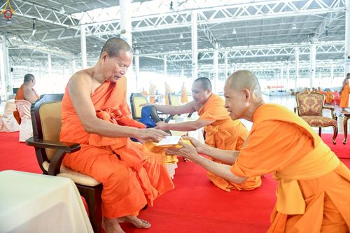 ภาพ No.233797:วันเสาร์ที่ 19 กรกฎาคม พ.ศ.2568 วันมหารำลึก ครั้งที่ 35 พิธีรำลึกถึงนักสร้างบารมี , พิธีสวดพระพุทธมนต์ , พิธีทอดผ้าบังสกุลและถวายไทยธรรม วัดพระธรรมกาย