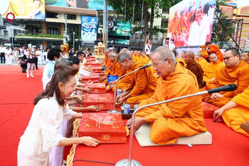 ภาพ No.210306:วันอาทิตย์ที่ 9 มีนาคม พ.ศ. 2568 พ่อเมืองโคราชจัดตักบาตรพระหมื่น ทำบุญเมือง 557 ปี