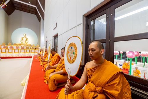 ภาพ No.230966:วันอังคารที่ 1 กรกฎาคม พ.ศ. 2568 ผู้ว่าราชการจังหวัดปทุมธานี เป็นประธานพิธีต้อนรับ สัญญาบัตร พัดยศ พระครูสัญญาบัตรสายต่างประเทศ วัดพระธรรมกาย ประจำปี พ.ศ. 2568 จำนวน 19 รูป