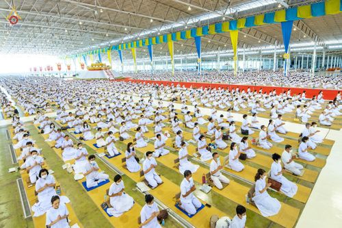 ภาพ No.80854:พิธีตักบาตร , พิธีบูชาข้าวพระในวันอาทิตย์ต้นเดือน วันที่ 7 พฤษภาคม พ.ศ. 2566 ณ วัดพระธรรมกาย