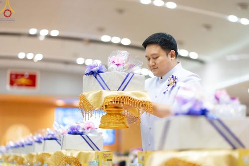 ภาพ No.147082:พิธีมุทิตาสักการะพระภิกษุ ผู้สอบได้เปรียญธรรม 9 ประโยคระดับโลกปีที่ 36, พิธีมอบโล่เกียรติยศและทุนการศึกษา สำนักเรียนบาลีดีเด่นทั่วประเทศ, พิธีถวายมหาสังฆทานคณะสงฆ์ 2,000 กว่าวัด ทั่วประเทศ ปีที่ 24, พิธีถวายไทยธรรมคณะสงฆ์ 323 วัด 4 จังหวัดชายแดนภาคใต้