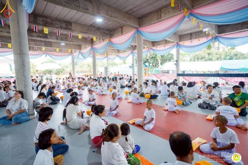 ภาพ No.215982:วันพฤหัสบดีที่ 3 เมษายน พ.ศ. 2568 พิธีบรรพชาสามเณร ภาคฤดูร้อน รุ่นที่ 15  บูชาธรรมหลวงพ่อธัมมชโย 81 ปี 81 รูป ณ ศูนย์ปฏิบัติธรรมสวนผึ้ง จ.ราชบุรี
