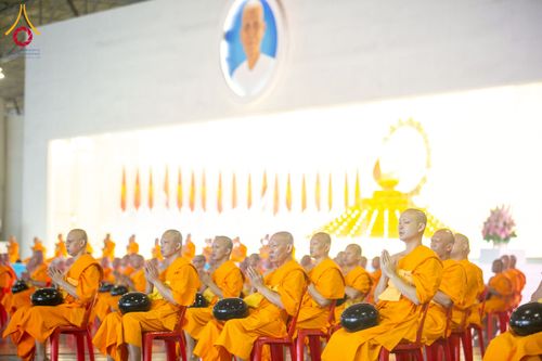 ภาพ No.256799:วันที่ 5 ตุลาคม พ.ศ. 2568 พิธีตักบาตร ข้าวสารอาหารแห้ง ณ บ้านแก้วเรือนทองคุณยายฯ สภาธรรมกายสากล วัดพระธรรมกาย