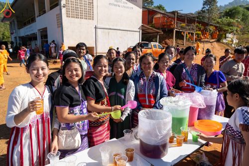 ภาพ No.125267:พิธีตักบาตรเนื่องในวันมาฆบูชา ณ สนามโรงเรียนบ้านนาเกียน  อำเภออมก๋อย จังหวัดเชียงใหม่ วันเสาร์ที่ ๒๔ กุมภาพันธ์ พ.ศ. ๒๕๖๗