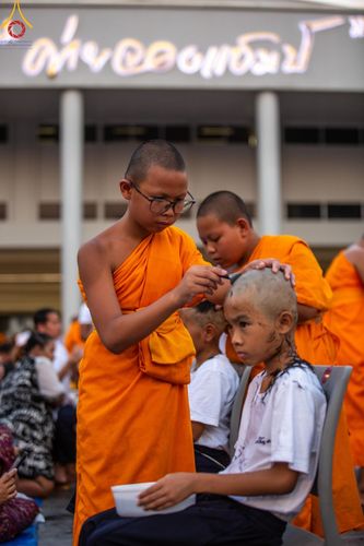 ภาพ No.132929:พิธีตัดปอยผม โครงการหน่อแก้วเปรียญธรรม รุ่นที่ 12 ณ ค่ายจองแชมป์ หมู่กฏิสามเณรเปรียญธรรม วัดพระธรรมกาย วันอาทิตย์ที่ 31 มีนาคม พ.ศ. 2567