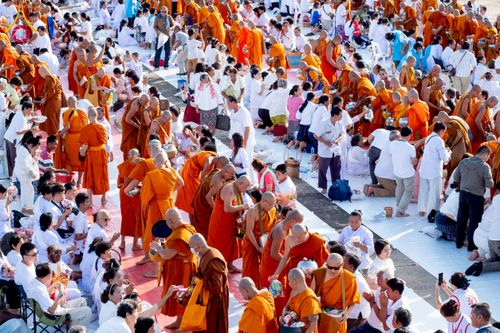 ภาพ No.250569:วันพุธที่ 8 ตุลาคม พ.ศ. 2568 พิธีตักบาตรเทโวโรหณะ ณ ลานธรรมปทุมรัตน์ธรรมเจดีย์ พุทธอุทยานนานาชาติ อ.โพนพิสัย จ.หนองคาย