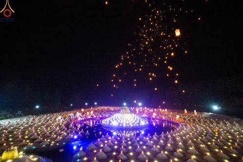 ภาพ No.138669:Photo Story  มหัศจรรย์วัดดงดินแดง Episode 6 พระภิกษุ-สามเณร ในโครงการบรรพชาอุปสมบทหมู่  กว่า 500 รูป และศีลจาริณีกว่า 300 คน ร่วมกันก่อพระเจดีย์ทราย 20,000 องค์ และจุดประทีป  บูชาธรรม 80 ปี หลวงพ่อธมฺมชโย กลางลำน้ำแม่ตื่น