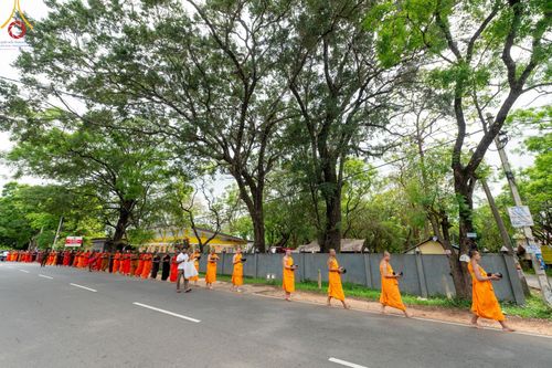 ภาพ No.139443:พิธีตักบาตรรอบเมืองดัมบุลล่า เทศกาลวิสาขบูชาแห่งชาติ ศรีลังกา เมื่อวันที่ 16 พฤษภาคมที่ผ่านมา คณะสงฆ์จากวัดพระธรรมกาย และคณะพระภิกษุสามเณรศรีลังกา ในโครงการสยาม-ลังกา ธรรมยาตรา ฉลองเทศกาลวิสาขบูชาแห่งชาติ ศรีลังกา บูชาธรรม 80 ปีหลวงพ่อธัมมชโย