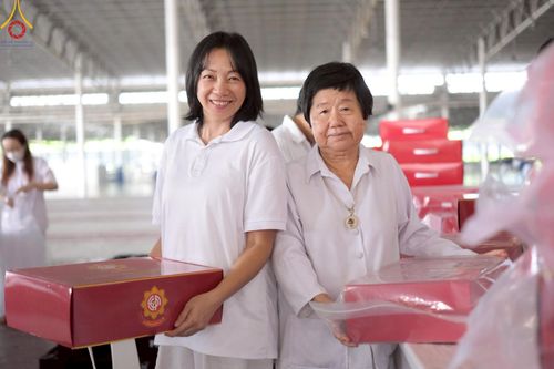 ภาพ No.214362:วันที่ 29 มีนาคม พ.ศ.2568 กิจกรรมใส่ถุงซิปกล่องไทยธรรม เพื่อรักษาความประณีตของกล่องไทยธรรม ในทุกสภาพอากาศ ณ บ้านแก้วเรือนทองคุณยาย วัดพระธรรมกาย