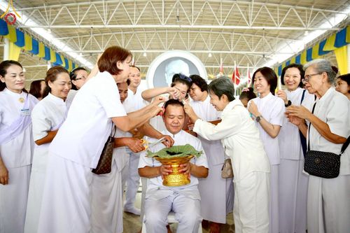 ภาพ No.223178:วันที่ 2 -10 พฤษภาคม พ.ศ. 2568 พิธีตัดปอยผม ปลงผม พิธีขอขมาลาอุปสมบทอุทิศชีวิต ของอุบาสก พิสิทธิ์ หมื่นแกล้ว  ณ วัดพระธรรมกาย