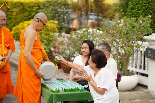 ภาพ No.136074:พระธรรมทายาท โครงการบวชพระนานาชาติ AEC & WAB ผู้บริหารรุ่นที่ 2 บิณฑบาต ณ หอฉันคุณยายอาจารย์ฯ เมืองแก้วมณี หมู่บ้านแก้วพุทธรักษา วันที่ 28 เมษายน พ.ศ. 2567