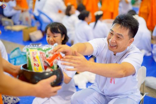 ภาพ No.243507:วันที่ 7 กันยายน พ.ศ. 2568 พิธีตักบาตร ข้าวสารอาหารแห้ง ในวันครูผู้ค้นพบวิชชาธรรมกาย ณ บ้านแก้วเรือนทองคุณยายฯ สภาธรรมกายสากล วัดพระธรรมกาย