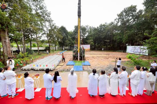 ภาพ No.249976:วันอังคารที่ 30 กันยายน พ.ศ. 2568 พิธีตอกเสามงคลต้นแรกอาคารเศรษฐีถาวร ที่พักผู้มาปฏิบัติธรรม ณ ศูนย์ปฏิบัติธรรมจันทบุรี