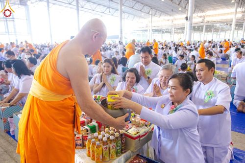 ภาพ No.167521:พิธีตักบาตรและพิธีบูชาข้าวพระ ในวันอาทิตย์ที่ 3 พฤศจิกายน พ.ศ. 2567 ณ วัดพระธรรมกาย