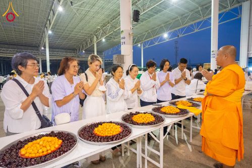 ภาพ No.204318:พิธีถวายภัตตาหารเป็นสังฆทาน แด่พระธรรมยาตรา ณ วัดพระธรรมกาย ตำบลคลองสาม อำเภอคลองหลวง จังหวัดปทุมธานี ในโครงการธรรมยาตรา กตัญญูบูชา มหาปูชนียาจารย์ พระมงคลเทพมุนี(สด จนฺทสโร) พระผู้ปราบมาร อนุสรณ์สถาน 7 แห่ง ปีที่ 13 วันที่ 31 มกราคม พ.ศ. 2568